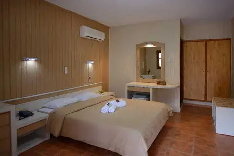 Idi Hotel, Zaros