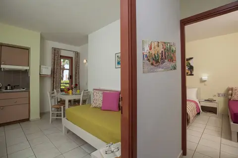 Latania Studios & Apartments, Stalis