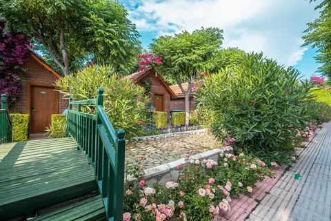 Can Garden Beach, Side