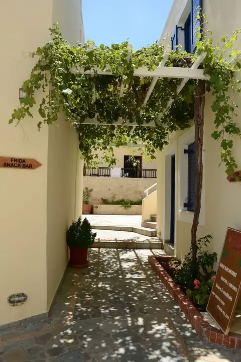 Frida Village Apartments, Piskopiano