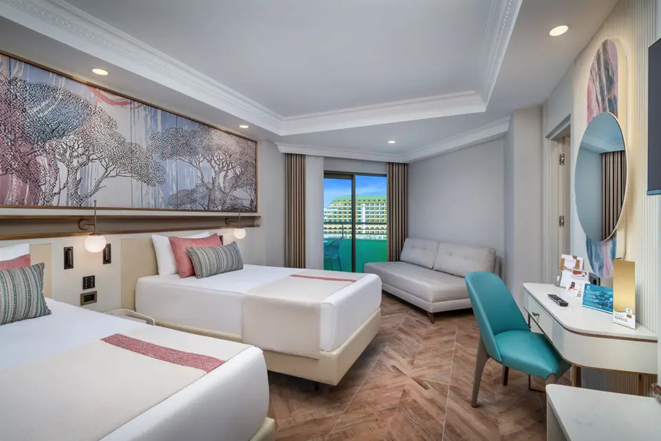 Delphin Palace, Lara