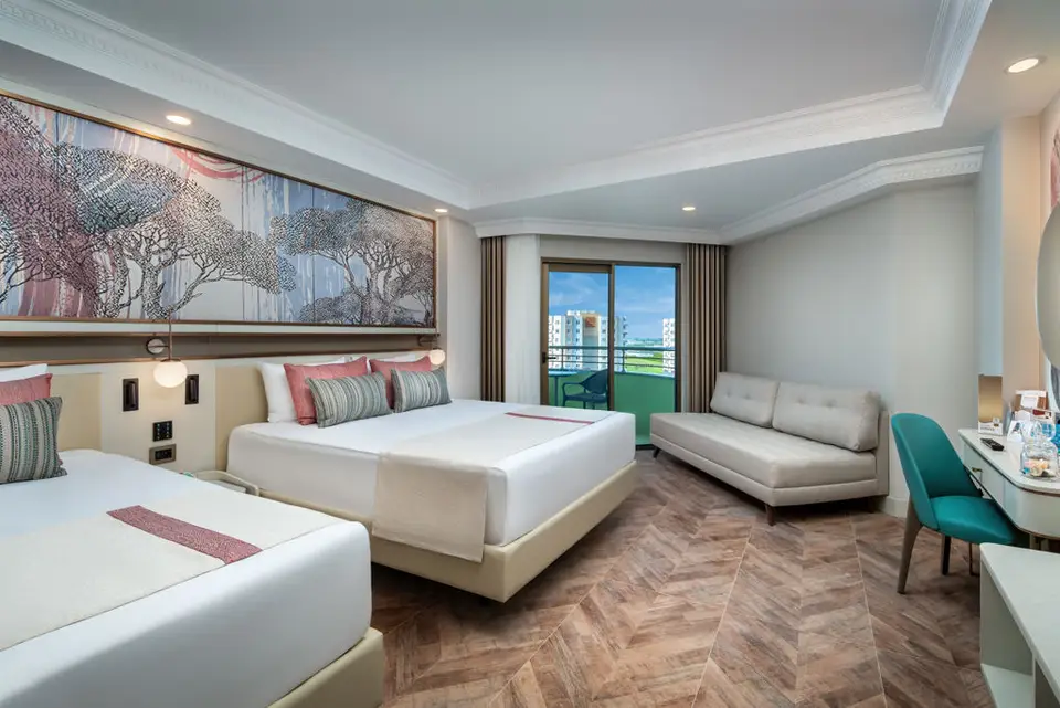 Delphin Palace, Lara
