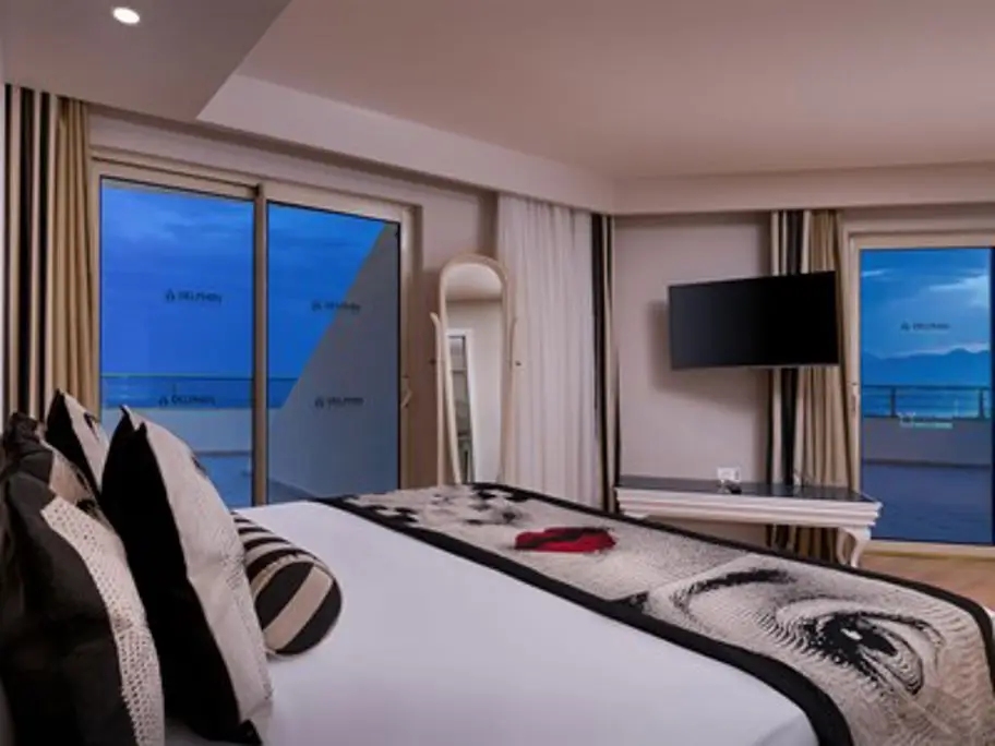 Delphin Imperial, Lara