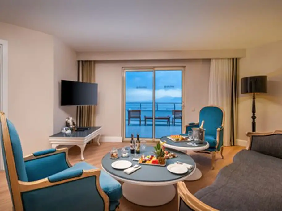 Delphin Imperial, Lara