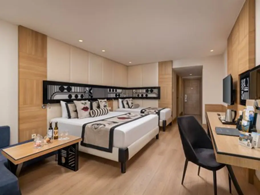 Delphin Imperial, Lara