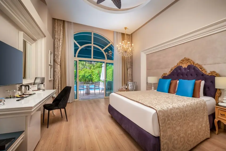Delphin Imperial, Lara