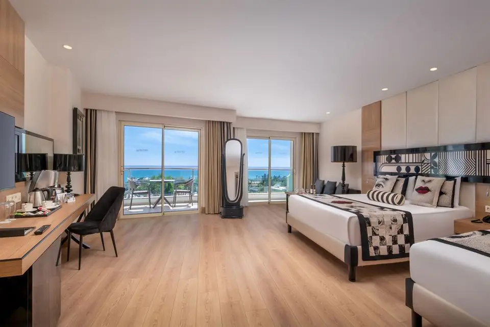 Delphin Imperial, Lara