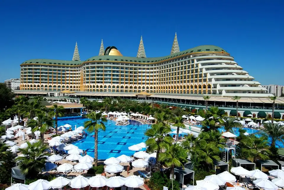 Delphin Imperial, Lara