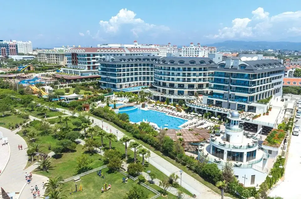 Commodore Elite Suites & Spa, Side