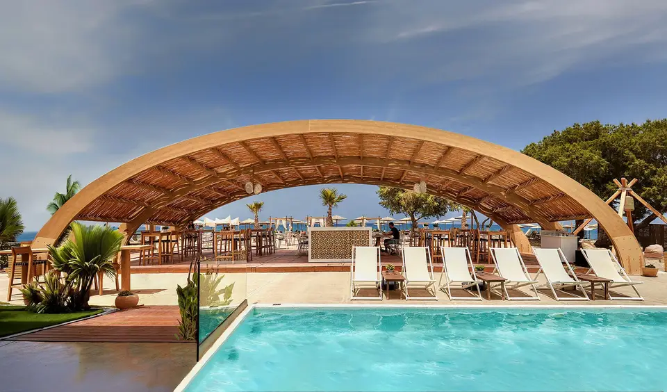Enorme Teatro Beach, Amoudara
