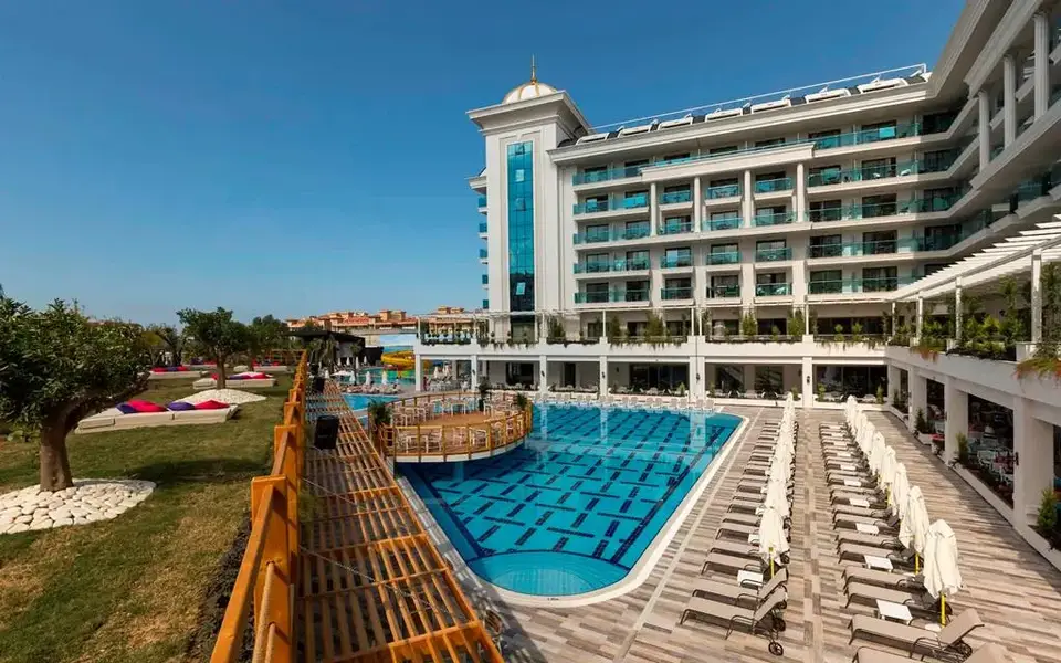 Castival Hotel, Side