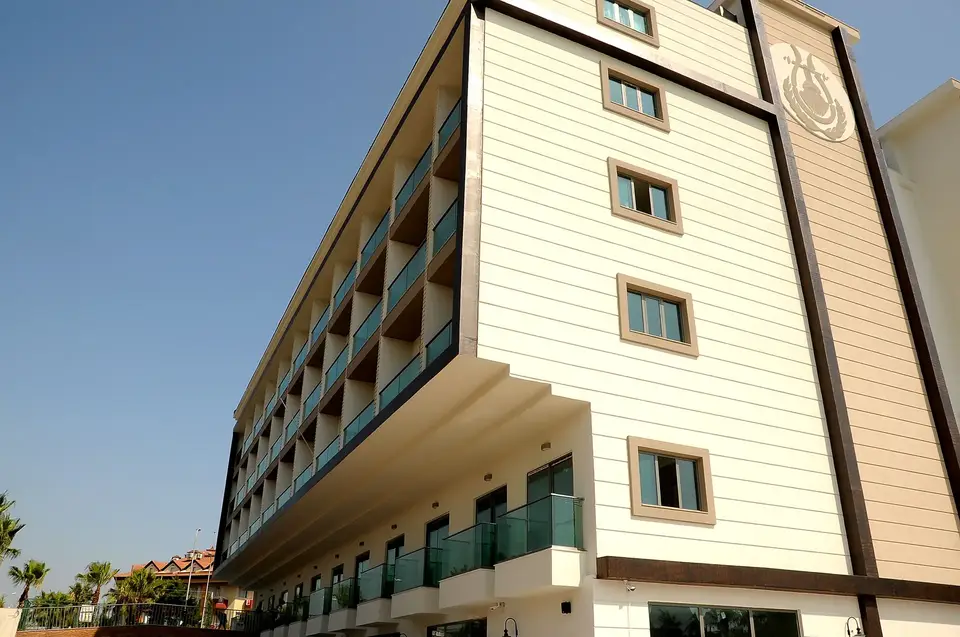 Orfeus Queen Hotel, Colakli